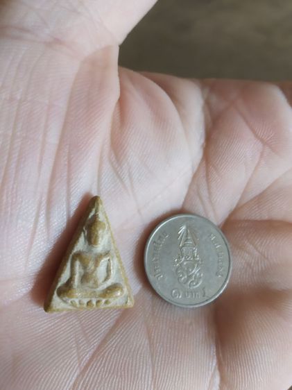 พระเนื้อผงน้ำมันพิมพ์เล็ก(พระพิมพ์พระนางพญานั่งบัว(ไม่สวยมีตำหนิแตกหัก)(260311)(ไม่ทราบพระเกจิที่สร้าง))พระบ้านพระเครื่องรางของมงคล รูปที่ 2