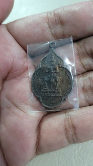 เหรียญพระโมคคัลลา ที่ระลึกในงานวางศิลาฤกษ์อุโบสถ วัดราษฎร์สามัคคี สัตหีบ จ.ชลบุรี พ.ศ.2511 เนื้อทองแดงรมดำ
สภาพสวยเดิมๆผิวหิ้งแห้ง รูปที่ 18