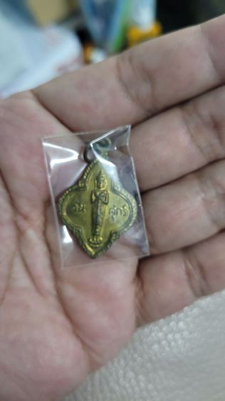 เหรียญพระโมคคัลลา ที่ระลึกในงานวางศิลาฤกษ์อุโบสถ วัดราษฎร์สามัคคี สัตหีบ จ.ชลบุรี พ.ศ.2511 เนื้อทองแดงรมดำ
สภาพสวยเดิมๆผิวหิ้งแห้ง รูปที่ 8