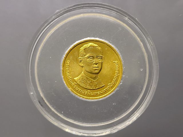 เหรียญทองคำ (หนัก 2 สลึง) ที่ระลึกพระราชพิธีรัชมังคลาภิเษก เฉลิมพระเกียรติ รัชกาลที่9 ปี2531 พร้อมกล่องเดิม ใบเซอร์ รูปที่ 5