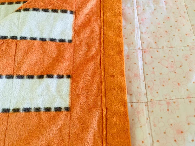 ผ้าปูรองนอน (แบบบาง) ขนาด 5ฟุต สีส้มอมน้ำตาลกำมะหยี่ลายกราฟฟิก (สีชาเย็น) มือสองสภาพดี สินค้าญี่ปุ่น-เกาหลีแท้ รูปที่ 7