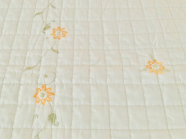 ผ้าปูรองนอน (แบบหนา) ขนาด 5ฟุต สีขาวเหลืองปักลายดอกวินเทจ มือสองสภาพดี สินค้าญี่ปุ่น-เกาหลีแท้ รูปที่ 3