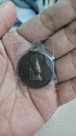 เหรียญครูบาศรีวิชัย นักบุญแห่งล้านนาไทย หลังพระธาตุดอยสุเทพราชวรวิหาร จ.เชียงใหม่ ปี2515 เนื้อทองแดงรมดำ พิธีปลุกเสกหมู่โดยเกจิฯของภาคเหนือ รูปที่ 2
