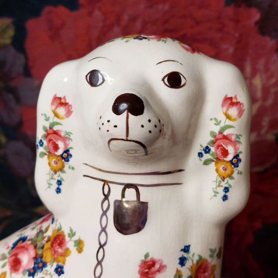 Pair of Vintage staffordshire dog เป็นคู่ขนาด ความสูง  9 นิ้ว ลายดอกไม้โซ่ทอง น่ารักมากครับ 
ลายดอกกุหลาบที่ตัวน้องเป็นงาน Handpainted ครับ รูปที่ 2