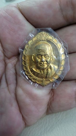 เหรียญหลวงพ่อคร้าม(พระครูอุดมสารคุณ)
ที่ระลึกในการก่อสร้างศาลาการเปรียญ วัดกุ่มหัก จ.สระบุรี ปี2532 เนื้อกะไหล่ทอง
สภาพสวยเดิมๆผิวหิ้งแห้ง รูปที่ 17