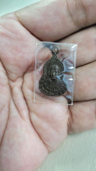 เหรียญหลวงพ่อคร้าม(พระครูอุดมสารคุณ)
ที่ระลึกในการก่อสร้างศาลาการเปรียญ วัดกุ่มหัก จ.สระบุรี ปี2532 เนื้อกะไหล่ทอง
สภาพสวยเดิมๆผิวหิ้งแห้ง รูปที่ 3