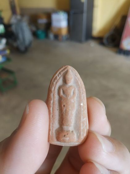 พระเนื้อดินพิมพ์กลาง(พระยืนประทานพร(เจ้าคุณใหญ่)(ผสมผงเก่าแม่ชีบุญเรือน)(เจ้าคุณพระสิทธิสารโสภณ)วัดอาวุธวิกสิตาราม(กรุงเทพฯปี2514))พระบ้าน รูปที่ 3