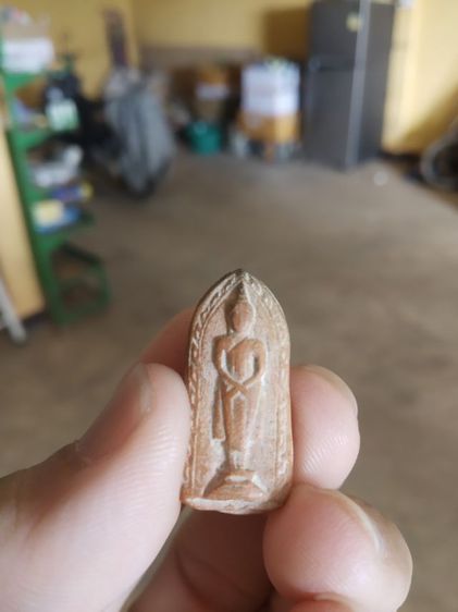 พระเนื้อดินพิมพ์เล็ก(พระยืนปางประทานพร(เจ้าคุณใหญ่)(ผสมผงเก่าแม่ชีบุญเรือน)วัดอาวุธวิกสิตาราม(จังหวัดกรุงเทพฯปี2514))พระเครื่องรางของมงคล รูปที่ 2