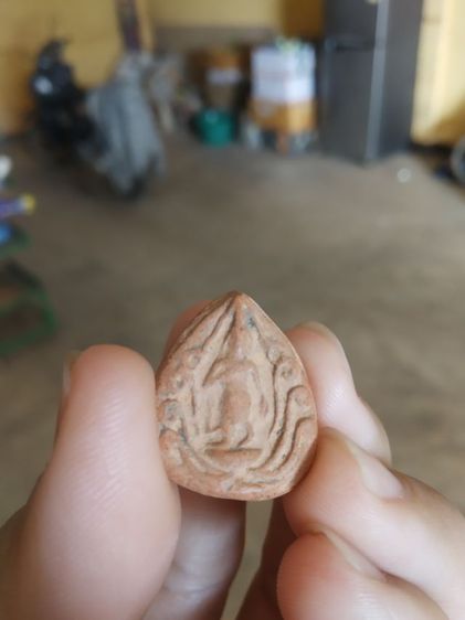 พระเนื้อดินผิวแดง(พระกลีบบัวลีลาเปลวเพลิง(พระหลวงพ่ออ่ำ)(วัดชีปะขาว)(จังหวัดสุพรรณบุรี))พระบ้านพระเครื่องรางของมงคล รูปที่ 4