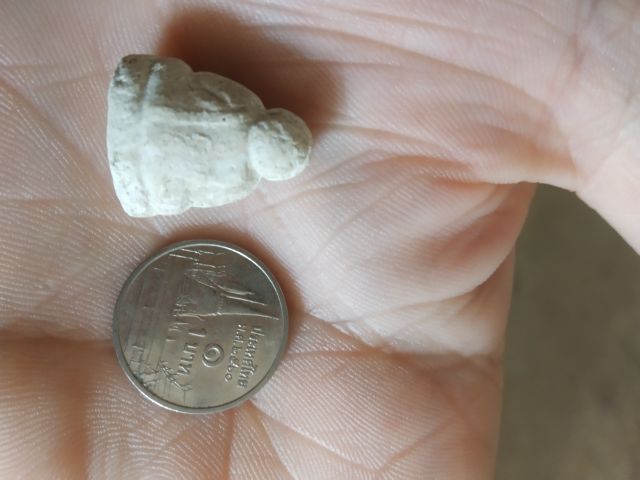 พระเนื้อผงพิมพ์เล็ก(พระผงรูปลอยพระสังกัจจายน์เนื้อขาว(พระสังกัจจายน์นะ)(ไม่ทราบพระเกจิที่สร้าง))พระบ้านพระเครื่องรางของมงคล รูปที่ 9