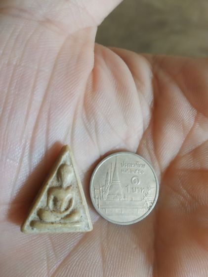 พระเนื้อผงน้ำมันพิมพ์เล็ก(พระพิมพ์พระนางพญาพิมพ์เล็กหลังเรียบ(รูปทรงพิมพ์พระสมเด็จ)(270307)(ไม่ทราบพระเกจิที่สร้าง))พระเครื่องรางของมงคล รูปที่ 2