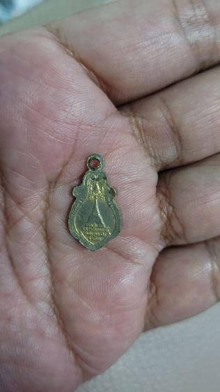 เหรียญพระร่วงโรจนฤทธิ์ หลังองค์วัดพระปฐมเจดีย์ จ.นครปฐม ร.ศ.200 ปี2525 เนื้อกะไกล่ทอง
สภาพสวยเดิมๆผิวหิ้งแห้ง เจ้าของเก็บสะสมไว้อย่างดี รูปที่ 2