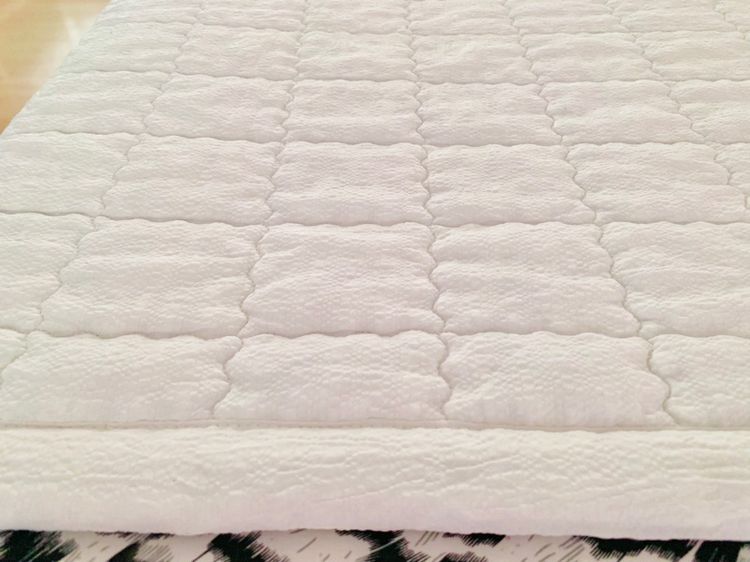 ผ้าปูรองนอน ขนาด 5ฟุต สีขาวปักลายตารางทั้งผืน ยี่ห้อ Cottoney (ใหม่) (สินค้าหายาก) มือสองสภาพดี สินค้าญี่ปุ่น-เกาหลีแท้ รูปที่ 4