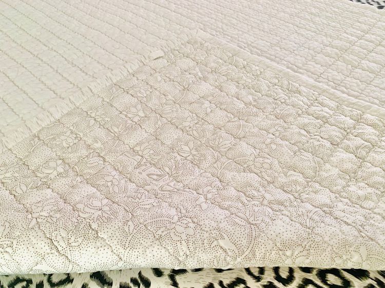 ผ้าปูรองนอน (แบบหนา) ขนาด 5ฟุต สีขาวปักลายตารางทั้งผืน ยี่ห้อ ARIA มือสองขายตามสภาพ สินค้าญี่ปุ่น-เกาหลีแท้ รูปที่ 5