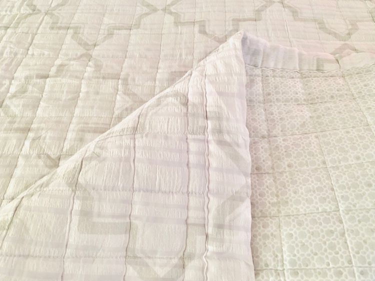 ผ้าปูรองนอน ขนาด 5ฟุต สีขาวลายวินเทจสีเทา ยี่ห้อ ISIS (สภาพใหม่) มือสองสภาพดี สินค้าญี่ปุ่น-เกาหลีแท้ รูปที่ 10
