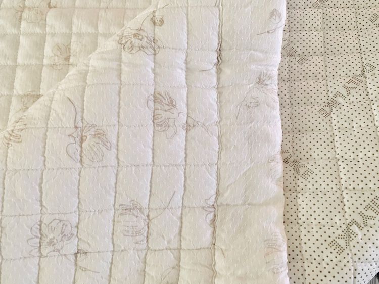 ผ้าปูรองนอน (แบบหนา) ขนาด 5ฟุต สีขาวลายดอกวินเทจ ยี่ห้อ DAILYLIKE (สภาพใหม่) มือสองสภาพดี สินค้าญี่ปุ่น-เกาหลีแท้ รูปที่ 10