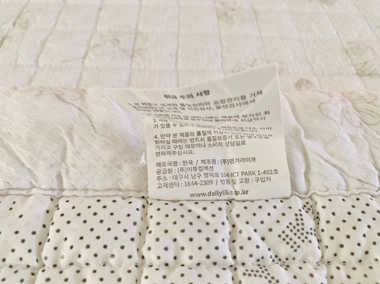 ผ้าปูรองนอน (แบบหนา) ขนาด 5ฟุต สีขาวลายดอกวินเทจ ยี่ห้อ DAILYLIKE (สภาพใหม่) มือสองสภาพดี สินค้าญี่ปุ่น-เกาหลีแท้ รูปที่ 14