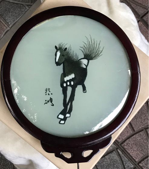 ผ้าไหมจีนปักลายม้า กรอบกระจกนูน ฐานไม้  Rose Wood หมุนได้  Silk Embroidery Pivoting Table Screen Horse Pony Stallion รูปที่ 9