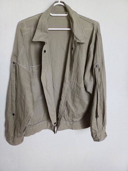 Crocodile Linen Cotton Zipper Jacket Size M ออกแบบโดย Hamada 
สีมะกอกน้ำ อ่อนๆ เอิร์ธโทน  รูปที่ 10