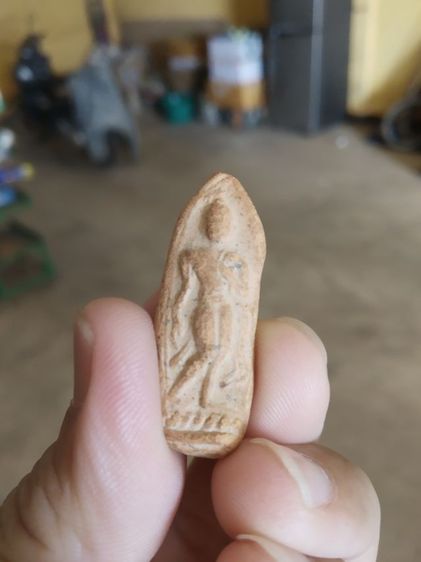 พระเนื้อดิน(พระพิมพ์พระปางลีลาสวรรค์ยืนหรือพระปางลีลากำแพงเขย่ง(พระใหม่)(280310)(ไม่ทราบพระเกจิที่สร้าง))พระบ้านพระเครื่องรางของมงคล รูปที่ 3