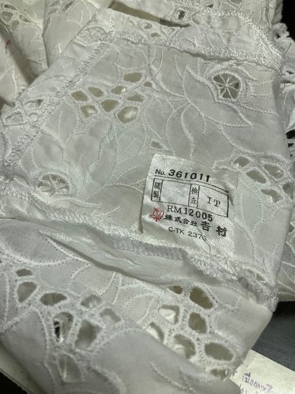 เสื้อลูกไม้กระดุมหลัง สีขาว จากญี่ปุ่น อก 36 เอว 32 ยาว 21 นิ้ว 100 บาท รูปที่ 9