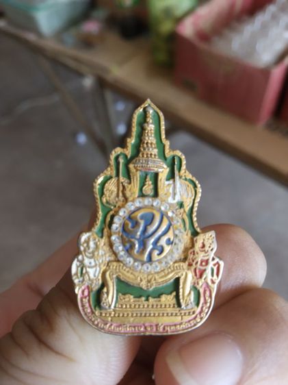 เข็มกลัดที่ระลึก(เข็มกลัดที่ระลึกฉลองสิริราชสมบัติครบ60ปีพุทธศักราช2549จัดทำโดยสำนักงานปลัดสำนักนายกรัฐมนตรี(สปน))ไม่มีกล่องเดิม รูปที่ 6