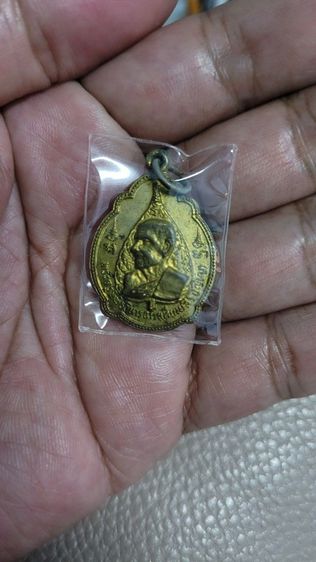 เหรียญท้าวสุรนารี(ย่าโม) ที่ระลึกในพิธีเปิดสวนสัตว์ จ.นครราชสีมา ปี พ.ศ.2539 องค์การสวนสัตว์จัดสร้าง
สภาพสวยเดิมผิวหิ้ง เจ้าของเก็บสะสมไว้ รูปที่ 9