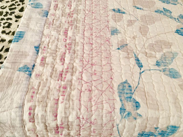 ผ้าปูรองนอน (แบบหนา) ขนาด 5ฟุต สีฟ้าขาวลายดอกวินเทจ ยี่ห้อ ARPEGGIO (สภาพใหม่) มือสองสภาพดี สินค้าญี่ปุ่น-เกาหลีแท้ รูปที่ 7