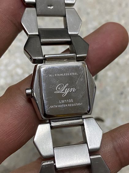 นาฬิกายี่ห้อ LYN  ควอทซ์  ของแท้มือสอง สแตนเลสทั้งเรือน หนาหนัก สายยาว 6 นิ้ว  900฿ รูปที่ 2
