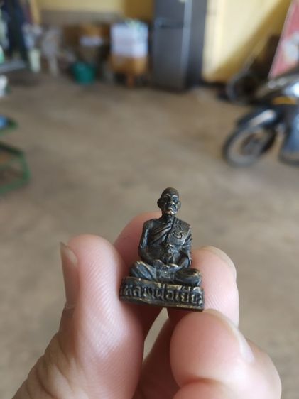 พระเนื้อทองเหลืองพิมพ์เล็ก(พระรูปหล่อพระหลวงพ่อเยี่ยมวัดเขาโพธิ์ทอง(จังหวัดชลบุรี)(ไม่มีกริ่ง))พระบ้านพระเครื่องรางของมงคล รูปที่ 2