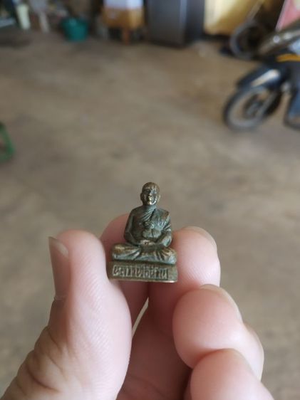 พระเนื้อทองเหลืองพิมพ์เล็ก(พระรูปหล่อพระหลวงพ่ออ้วน(พระครูประทีปปัญญาโสภณ)(หล่อโบราณตัดช่อ)วัดกันจาน(จังหวัดศรีสะเกษ))พระเครื่องของมงคล รูปที่ 2