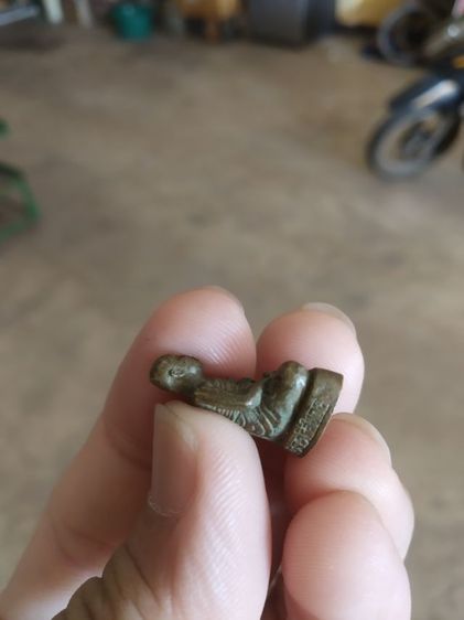 พระเนื้อทองเหลืองพิมพ์เล็ก(พระรูปหล่อพระหลวงพ่ออ้วน(พระครูประทีปปัญญาโสภณ)(หล่อโบราณตัดช่อ)วัดกันจาน(จังหวัดศรีสะเกษ))พระเครื่องของมงคล รูปที่ 8