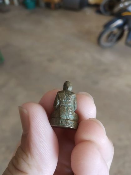 พระเนื้อทองเหลืองพิมพ์เล็ก(พระรูปหล่อพระหลวงพ่ออ้วน(พระครูประทีปปัญญาโสภณ)(หล่อโบราณตัดช่อ)วัดกันจาน(จังหวัดศรีสะเกษ))พระเครื่องของมงคล รูปที่ 5