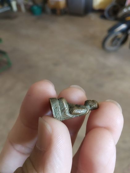 พระเนื้อทองเหลืองพิมพ์เล็ก(พระรูปหล่อพระหลวงพ่ออ้วน(พระครูประทีปปัญญาโสภณ)(หล่อโบราณตัดช่อ)วัดกันจาน(จังหวัดศรีสะเกษ))พระเครื่องของมงคล รูปที่ 9