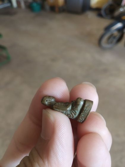 พระเนื้อทองเหลืองพิมพ์เล็ก(พระรูปหล่อพระหลวงพ่ออ้วน(พระครูประทีปปัญญาโสภณ)(หล่อโบราณตัดช่อ)วัดกันจาน(จังหวัดศรีสะเกษ))พระเครื่องของมงคล รูปที่ 7