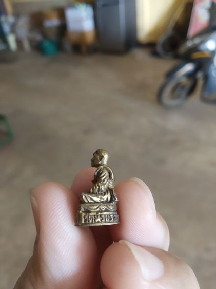 พระเนื้อทองเหลืองพิมพ์เล็ก(พระรูปหล่อพระหลวงปู่ปลั่ง(ฐิตวิริโย)วัดห้วยรอบ(ไม่ทราบรุ่น)(จังหวัดอุทัยธานี))พระบ้านพักเครื่องรางของมงคล รูปที่ 8