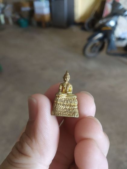 พระเนื้อกะไหล่ทองพิมพ์เล็ก(พระรูปหล่อพระหลวงพ่อทันใจ(วัดพระธาตุดอยสุเทพ)(จังหวัดเชียงใหม่))พระบ้านพระเครื่องรางของมงคล รูปที่ 3