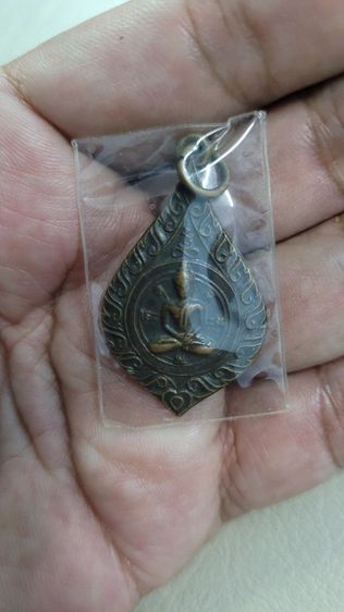 เหรียญจอบหลวงพ่อเถื่อน วัดป่าพระเจ้า ที่ระลึกในงานผูกพัทธสีมา อ.ศรีประจันต์ จ.สุพรรณบุรี ปี2533 
สภาพสวยเดิมๆผิวหิ้งแห้ง เจ้าของเก็บสะสมไว้ รูปที่ 17
