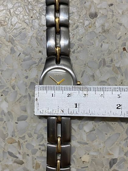 นาฬิกายี่ห้อ DKNY  ควอทซ์ ของแท้มือสอง สแตนเลสทองยังสวย  สายยาว 19 เซนติเมตร  1200฿ รูปที่ 9