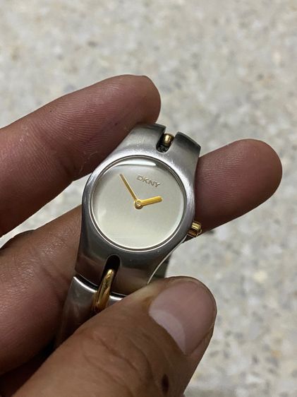 นาฬิกายี่ห้อ DKNY  ควอทซ์ ของแท้มือสอง สแตนเลสทองยังสวย  สายยาว 19 เซนติเมตร  1200฿ รูปที่ 8