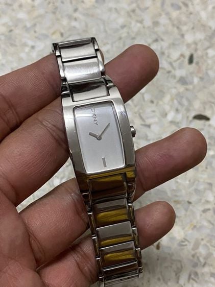 นาฬิกายี่ห้อ DKNY  ควอทซ์ ของแท้มือสอง สแตนเลส สายยาว 6 นิ้ว  950฿ รูปที่ 1