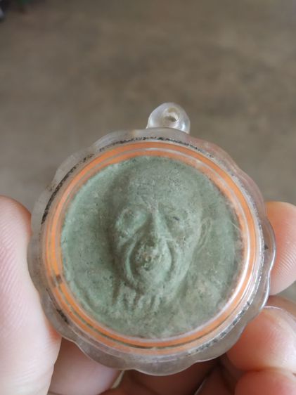 พระเนื้อผงผสมว่าน(พระรูปเหมือนพระหลวงปู่ทิมวัดละหารไร่(จังหวัดระยอง)(ออกวัดบ่อวิน)(หลังยันต์มีผงตะไบทอง)(ไม่ทราบปีไม่ทราบรุ่น))พระบ้านมงคล รูปที่ 13