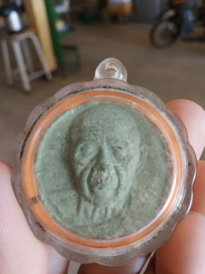 พระเนื้อผงผสมว่าน(พระรูปเหมือนพระหลวงปู่ทิมวัดละหารไร่(จังหวัดระยอง)(ออกวัดบ่อวิน)(หลังยันต์มีผงตะไบทอง)(ไม่ทราบปีไม่ทราบรุ่น))พระบ้านมงคล รูปที่ 10