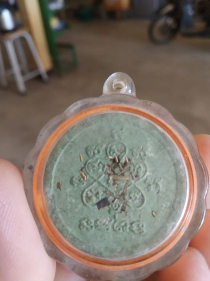 พระเนื้อผงผสมว่าน(พระรูปเหมือนพระหลวงปู่ทิมวัดละหารไร่(จังหวัดระยอง)(ออกวัดบ่อวิน)(หลังยันต์มีผงตะไบทอง)(ไม่ทราบปีไม่ทราบรุ่น))พระบ้านมงคล รูปที่ 5