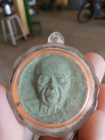 พระเนื้อผงผสมว่าน(พระรูปเหมือนพระหลวงปู่ทิมวัดละหารไร่(จังหวัดระยอง)(ออกวัดบ่อวิน)(หลังยันต์มีผงตะไบทอง)(ไม่ทราบปีไม่ทราบรุ่น))พระบ้านมงคล รูปที่ 2