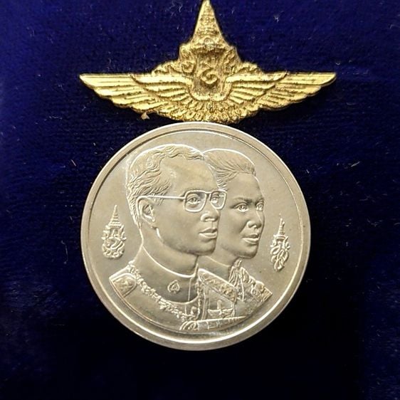 เหรียญไทย เหรียญพระมหาธาตุเจดีย์ ในหลวง-ราชินี ที่ระลึกมหามงคล 60 พรรษา ร9 เนื้อเงิน (กองทัพอากาศสร้าง) พ.ศ.2530 พร้อมกล่องเดิม