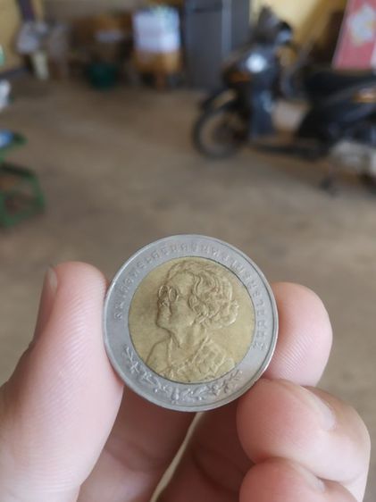 เหรียญกษาปณ์ที่ระลึก(เหรียญ10บาทสองสี100ปีสมเด็จพระศรีนครินทราบรมราชชนนี(ปี2543))เหรียญบุคคลสำคัญในวาระที่สำคัญ รูปที่ 4