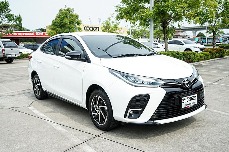 Toyota Yaris 2021 1.2 Sport Hatchback Sedan เบนซิน ไม่ติดแก๊ส เกียร์อัตโนมัติ ขาว รูปที่ 2