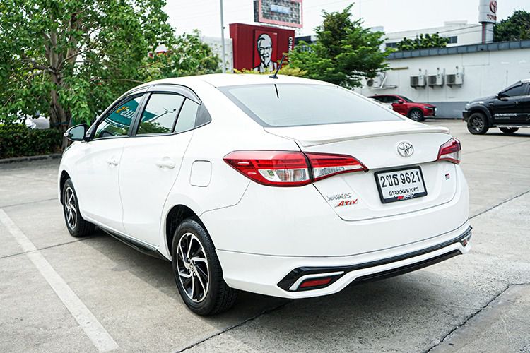 Toyota Yaris 2021 1.2 Sport Hatchback Sedan เบนซิน ไม่ติดแก๊ส เกียร์อัตโนมัติ ขาว รูปที่ 4