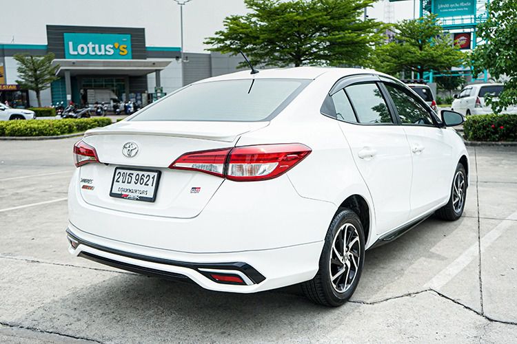 Toyota Yaris 2021 1.2 Sport Hatchback Sedan เบนซิน ไม่ติดแก๊ส เกียร์อัตโนมัติ ขาว รูปที่ 3